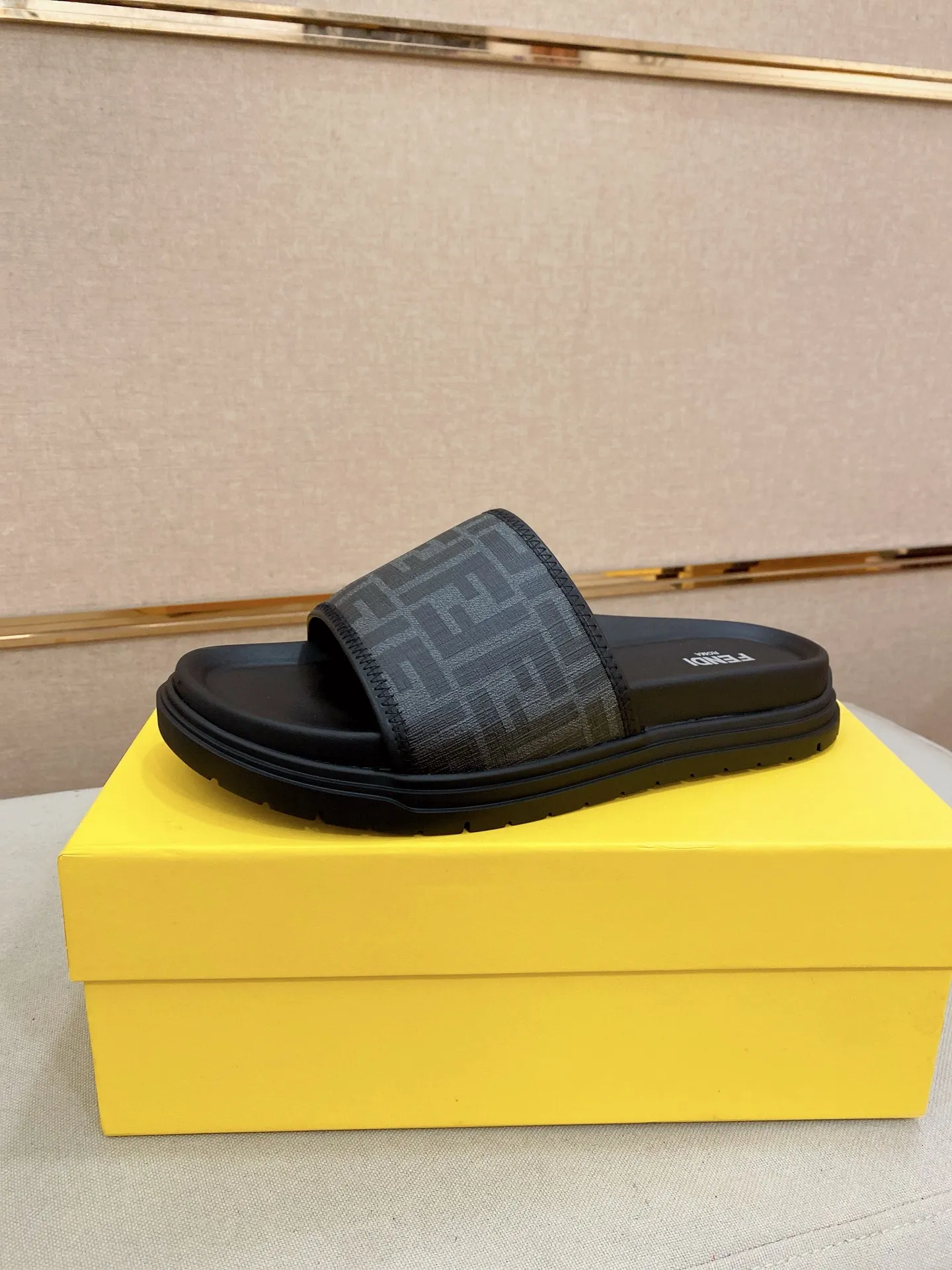 Factory price: 320💰 [Fendi Slippers] High-end brand of men's shoes, official website 1:1 latest masterpiece: original mold customization, the fabric is made of imported original materials, upgraded outsole, lighter and non-slip. The market's top quality, simple yet tasteful, a must-have for fashionistas, fashionable at your feet, full of confidence, the same style at the counter 👍The season of summer slippers is here. Code: 38-44 (45 is custom-made and cannot be returned or exchanged)